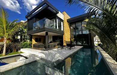 Imagem: A casa em condomínio possui 4 Dormitórios, 5 Banheiros, 5