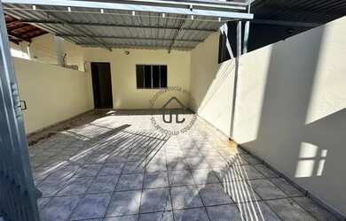 Imagem: A casa possui 2 Dormitórios, 1 Banheiro, 1 Vaga na garagem