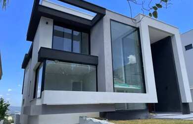 Imagem: A casa em condomínio possui 4 Dormitórios, 5 Banheiros, 5