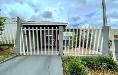 Imagem: A casa possui 2 Dormitórios, 1 Banheiro, 2 Vagas na garagem