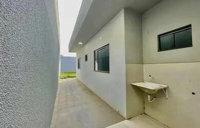 Imagem: A casa possui 3 Dormitórios, 2 Banheiros, 2 Vagas na garagem