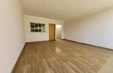 Imagem: A casa possui 3 Dormitórios, 2 Banheiros, 1 Vaga na garagem