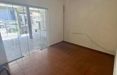 Imagem: A casa possui 3 Dormitórios, 1 Banheiro, 1 Vaga na garagem