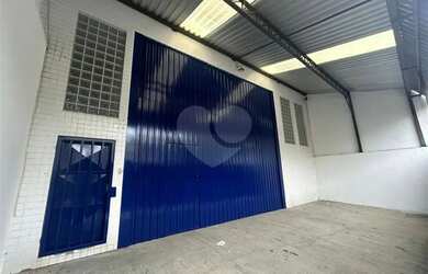 Imagem: O depósito possui 2 Vagas na garagem e 380m² de Área e está