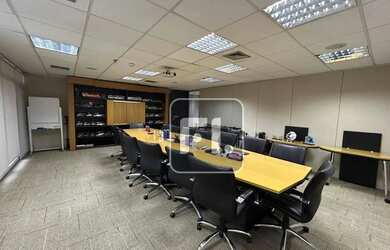 Imagem: O depósito possui 5 Vagas na garagem, 800m² de Área e está