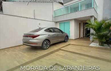 Imagem: A casa possui 4 Dormitórios, 3 Banheiros, 2 Vagas na garagem