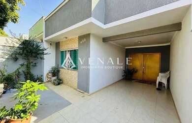 Imagem: A casa possui 3 Dormitórios, 2 Banheiros, 2 Vagas na garagem