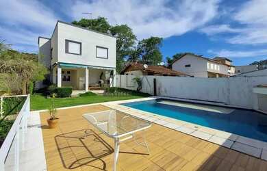 Imagem: A casa possui 3 Dormitórios, 2 Banheiros, 5 Vagas na garagem