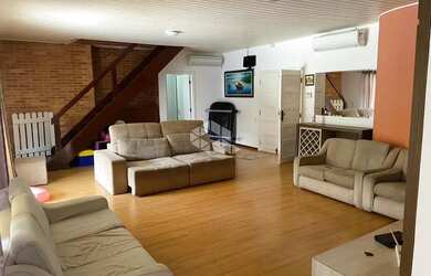 Imagem: A casa possui 5 Dormitórios, 4 Banheiros, 5 Vagas na garagem