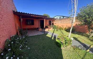 Imagem: A casa possui 2 Dormitórios, 1 Banheiro, 2 Vagas na garagem