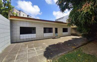 Imagem: A casa possui 5 Dormitórios, 3 Banheiros, 2 Vagas na garagem