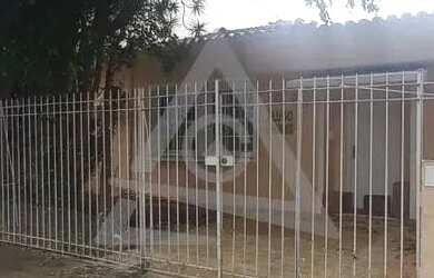 Imagem: A casa possui 3 Dormitórios, 2 Banheiros, 4 Vagas na garagem