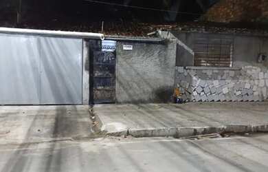 Imagem: A casa possui 3 Dormitórios, 2 Banheiros e 1 Vaga na garagem