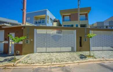 Imagem: A casa possui 3 Dormitórios, 3 Banheiros, 4 Vagas na garagem