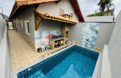 Imagem: A casa possui 2 Dormitórios, 2 Banheiros, 2 Vagas na garagem