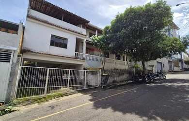 Imagem: A casa possui 2 Dormitórios, 2 Banheiros, 4 Vagas na garagem