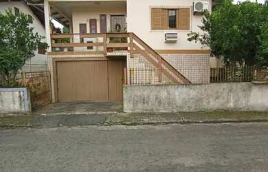 Imagem: A casa possui 5 Dormitórios, 1 Banheiro, 3 Vagas na garagem