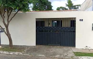 Imagem: A casa possui 2 Dormitórios, 2 Banheiros, 2 Vagas na garagem