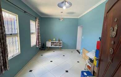 Imagem: A casa possui 3 Dormitórios, 2 Banheiros, 2 Vagas na garagem