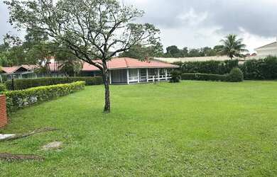 Imagem: A casa em condomínio à venda possui 5 Dormitórios, 5 Banheiros