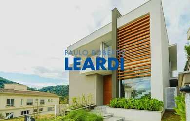 Imagem: A casa em condomínio possui 4 Dormitórios, 5 Banheiros, 4