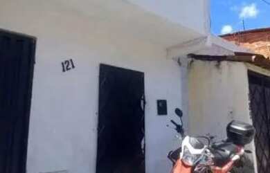 Imagem: A casa possui 4 Dormitórios, 2 Banheiros, 1 Vaga na garagem