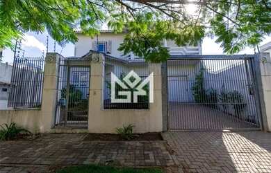 Imagem: A casa possui 4 Dormitórios, 4 Banheiros, 5 Vagas na garagem