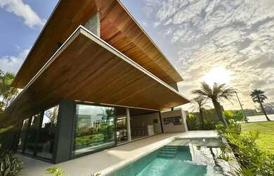 Imagem: A casa em condomínio possui 5 Dormitórios, 5 Banheiros, 4