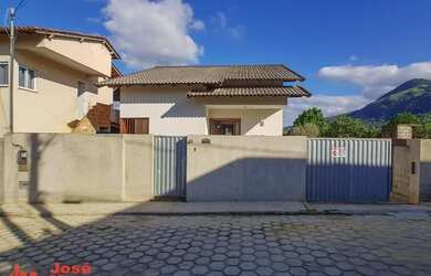 Imagem: A casa possui 3 Dormitórios, 3 Banheiros, 4 Vagas na garagem