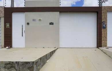 Imagem: A casa possui 4 Dormitórios, 2 Banheiros, 2 Vagas na garagem