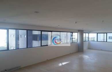 Imagem: O depósito possui 5 Vagas na garagem e 350m² de Área e está