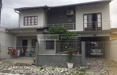 Imagem: A casa possui 4 Dormitórios, 4 Banheiros, 3 Vagas na garagem