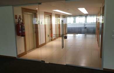 Imagem: O depósito possui 5 Vagas na garagem, 1.356m² de Área e