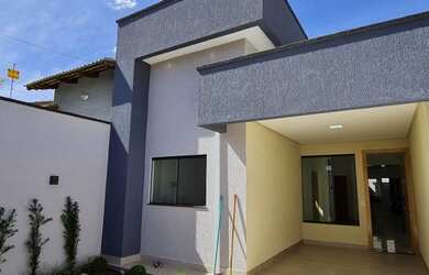 Imagem: A casa possui 3 Dormitórios, 2 Banheiros, 2 Vagas na garagem