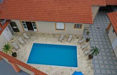 Imagem: A casa possui 5 Dormitórios, 4 Vagas na garagem e está localizado