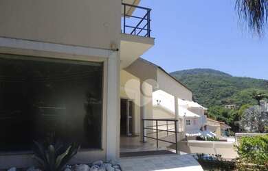 Imagem: A casa em condomínio possui 5 Dormitórios, 5 Banheiros, 5