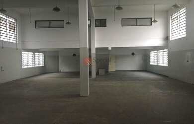 Imagem: O depósito possui 5 Vagas na garagem, 800m² de Área e está