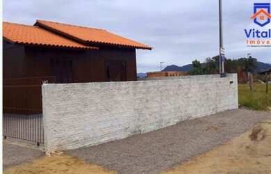 Imagem 11: Duas casas recém construídas localizada em Imbituba, situada no bairro...
