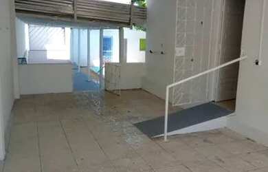 Imagem: A casa possui 3 Dormitórios, 2 Banheiros, 3 Vagas na garagem