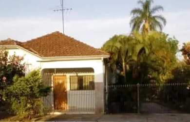 Imagem: A casa possui 3 Dormitórios, 1 Banheiro, 5 Vagas na garagem