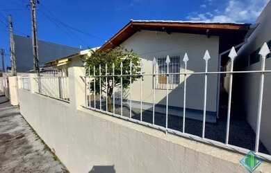 Imagem: A casa possui 2 Dormitórios, 1 Banheiro, 1 Vaga na garagem