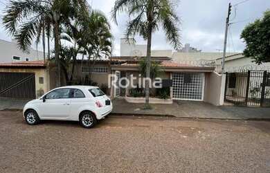 Imagem: A casa possui 3 Dormitórios, 1 Banheiro, 3 Vagas na garagem