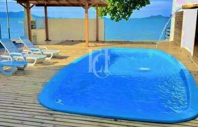 Imagem: A casa possui 4 Dormitórios, 4 Banheiros, 5 Vagas na garagem