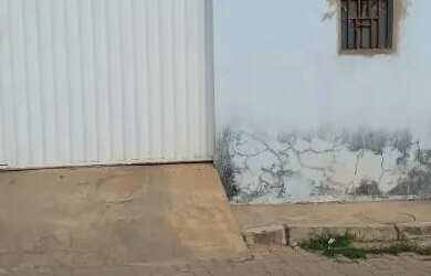 Imagem: A casa em condomínio possui 3 Dormitórios, 1 Banheiro, 2 Vagas