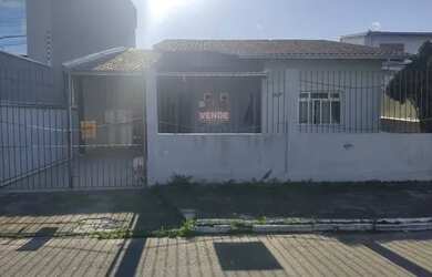 Imagem: A casa possui 4 Dormitórios, 2 Banheiros, 3 Vagas na garagem