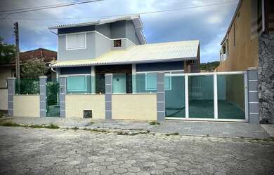 Imagem: A casa possui 3 Dormitórios, 3 Banheiros, 2 Vagas na garagem