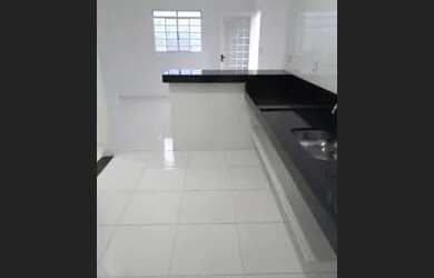 Imagem: A casa possui 1 Dormitório, 1 Banheiro, 1 Vaga na garagem