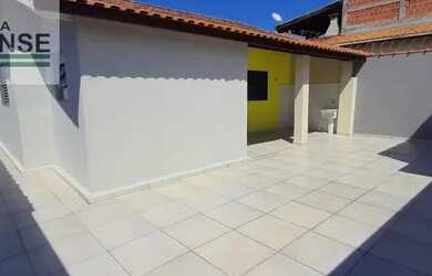 Imagem: A casa possui 3 Dormitórios, 1 Banheiro, 2 Vagas na garagem