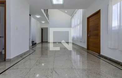 Imagem: A casa em condomínio possui 4 Dormitórios, 4 Banheiros, 4