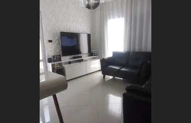 Imagem: A casa possui 4 Dormitórios, 3 Banheiros, 2 Vagas na garagem